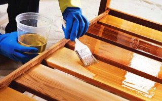Как покрасить деревянную лестницу в два цвета