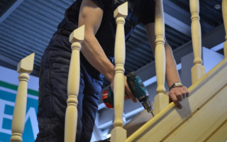 Как крепить металлические перила к деревянной лестнице
