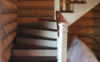 Лестница с коричневыми ступенями и белыми подступенками