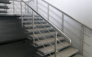 Как правильно крепить ступени к металлической лестнице